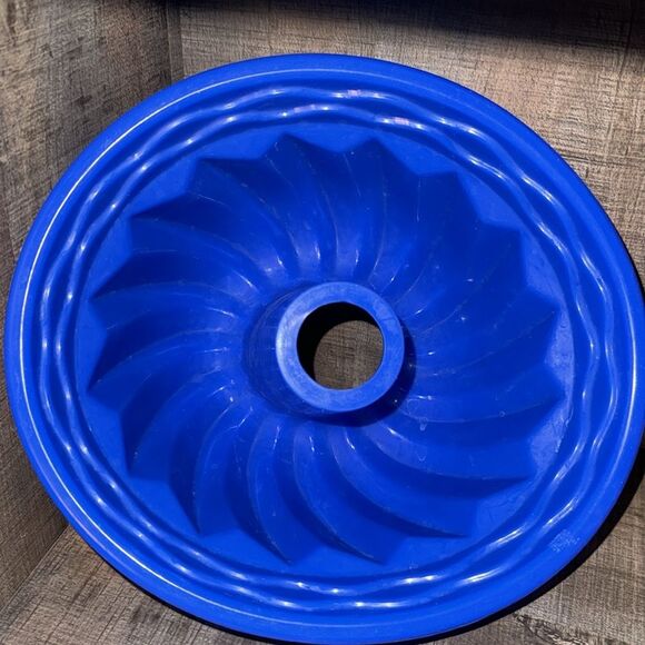 Silicone Bundt cake Pan- OS - Picture 3 of 4